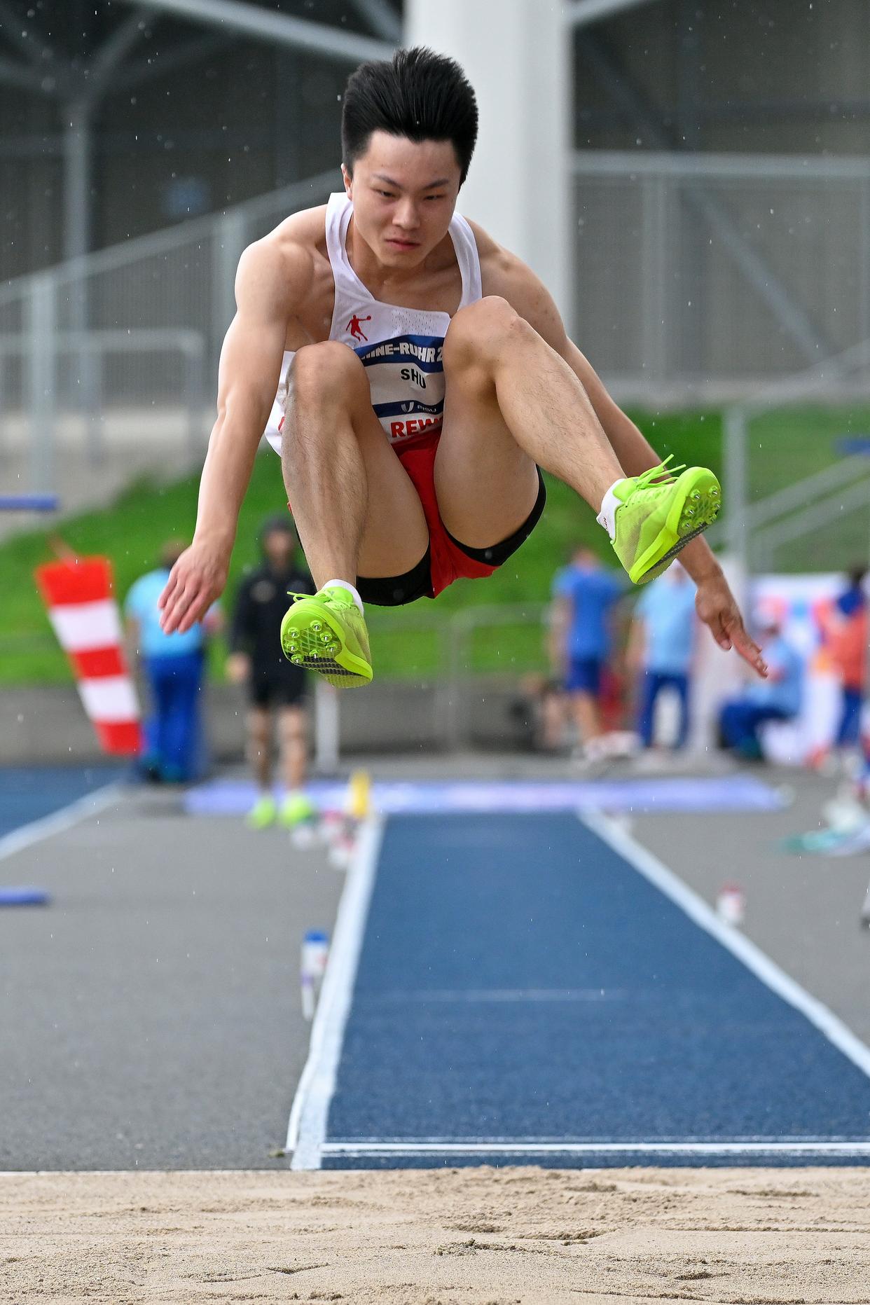 田径球员突破自我,表现堪称完美 田径球员突破自我,表现堪称完美