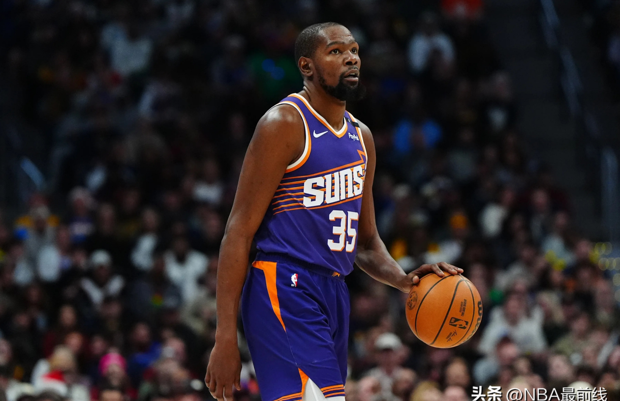 爱游戏体育-猛龙鏖战骑士，布克点燃赛场