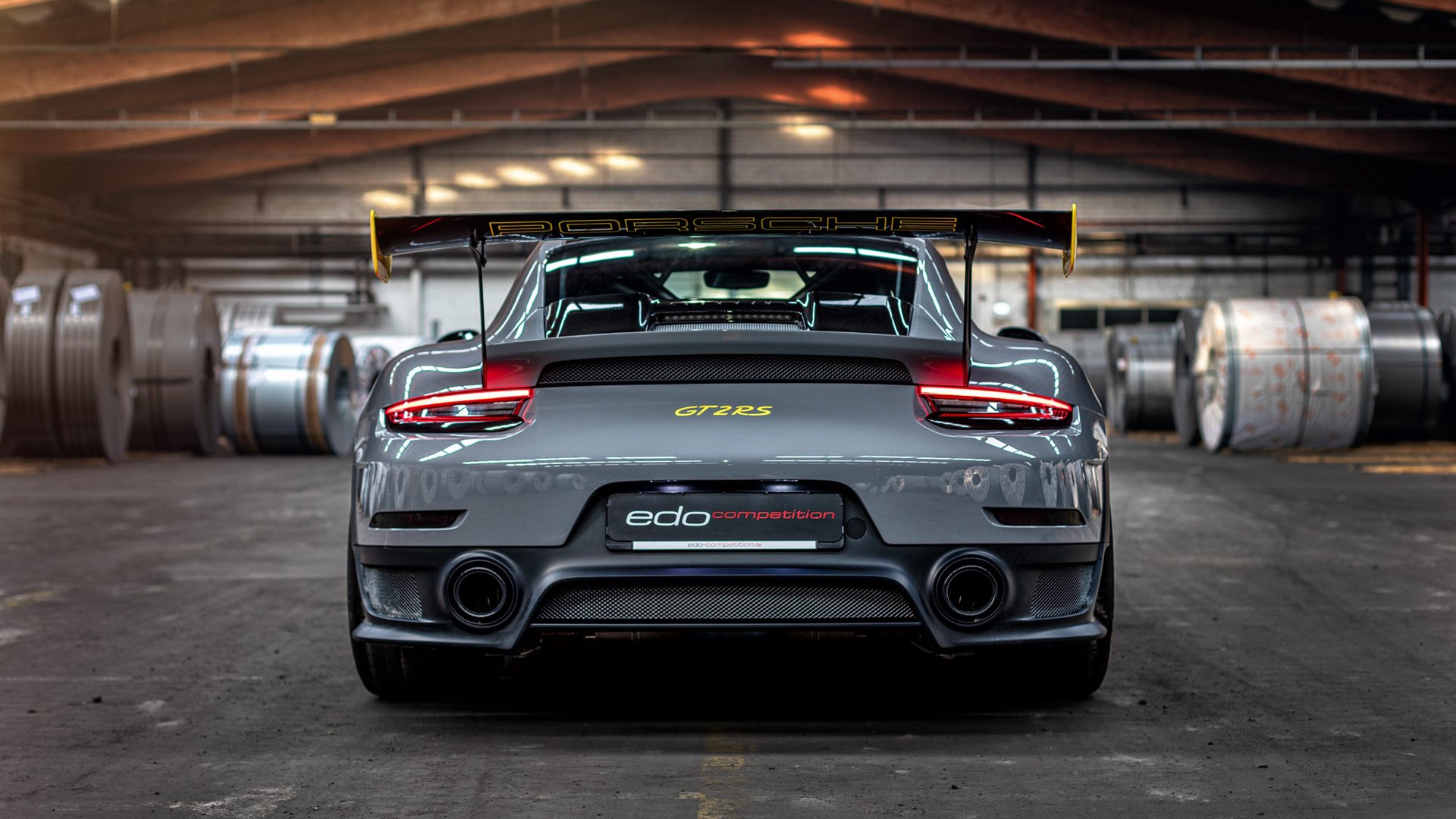 爱游戏tv-个体完美与集体胜利，足球世界里交相辉映的两极星辰