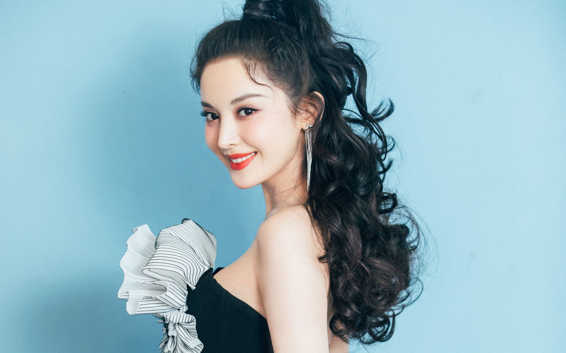 爱游戏在线-引擎轰鸣与绿茵风暴，新赛季竞技场上的双重视角